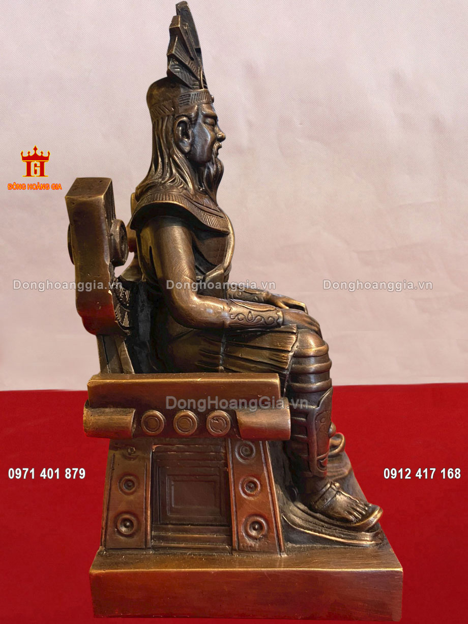 Tượng Hùng Vương được khách hàng đặt tại phòng làm việc sang trọng